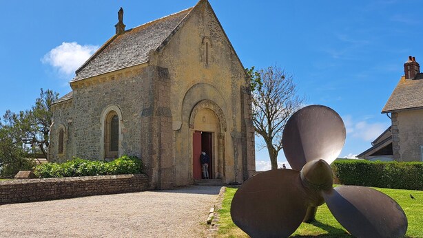 A stone church with a large propeller sculpture in front. - 3 bedroom pet friendly home in Joganville (Joganville)