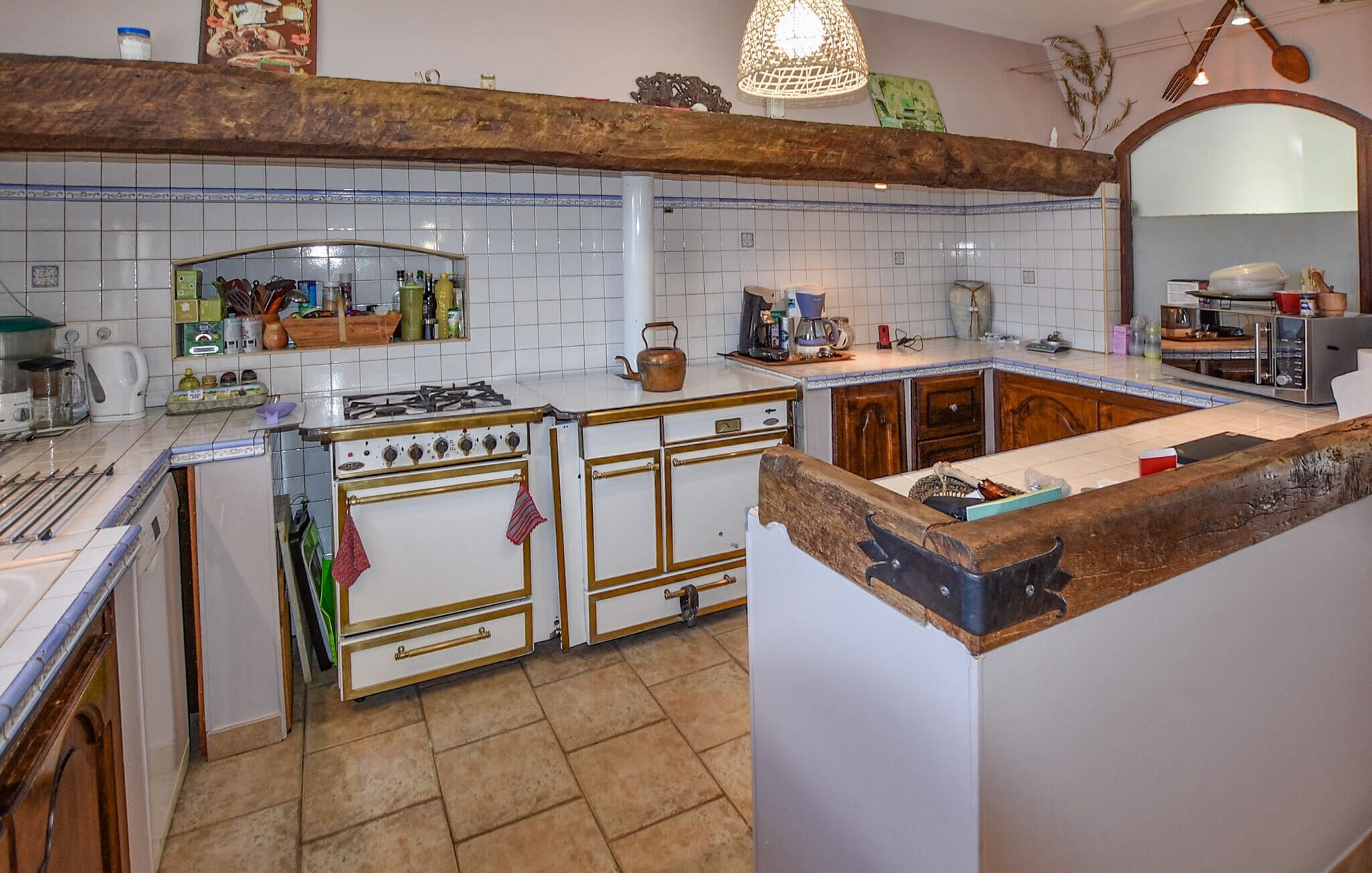 Een koelkast, een oven, een kookplaat, een vaatwasser