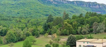 Beautiful home in Noyers-sur-Jabron with WiFi