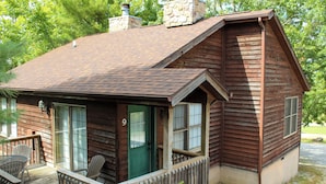 A rustic cabin with a wooden deck, a green door, and a chimney. - Minutes from Giant City - SIU - Shawnee Winetrail - Shawnee Forest - Cedar Lake (Makanda)