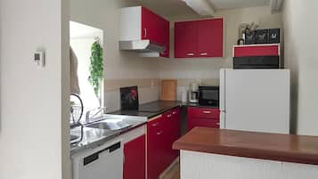 Refrigerador, horno, lavavajillas y cafetera y tetera