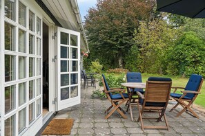 Outdoor dining - Renovated classic cottage close to beach (Roslev)