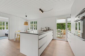 Kjøleskap, mikrobølgeovn, ovn og oppvaskmaskin