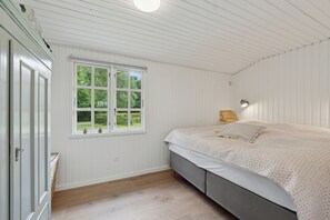 4 bedrooms, iron/ironing board, free WiFi - Renovated classic cottage close to beach (Roslev)