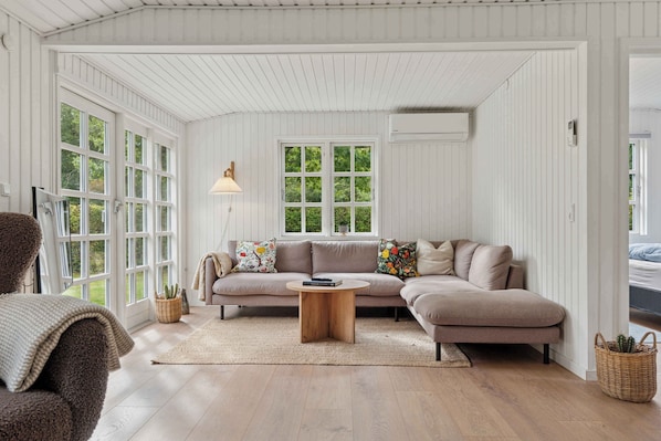 Living area - Renovated classic cottage close to beach (Roslev)