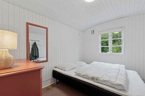 4 bedrooms, iron/ironing board, free WiFi