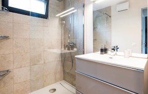 Douche, séchoir à cheveux
