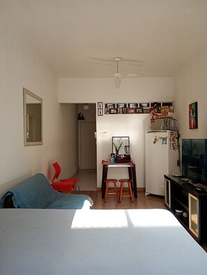 Smart TV, DVD player, books, stereo - Apartment 50 meters from the beach 🏖️   (Rio de Janeiro)