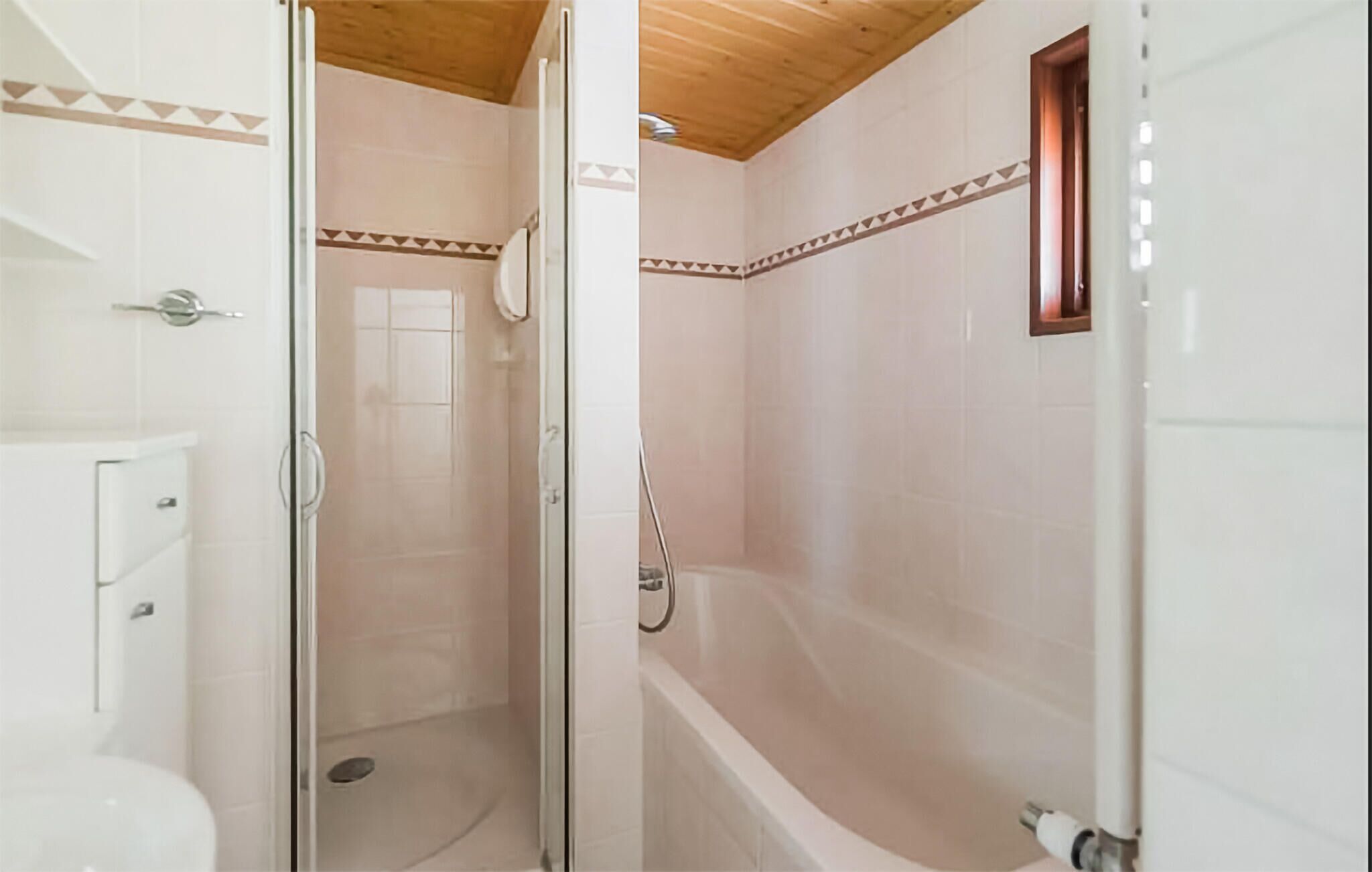 Une salle de bain avec douche, toilettes et baignoire.