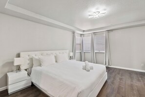 4 bedrooms, iron/ironing board, WiFi, bed sheets - Charming 4-bedroom villa with AC in Windsor (Windsor)