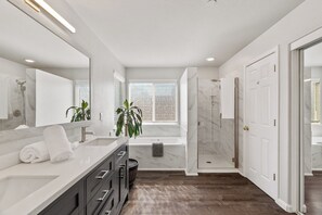 Hair dryer, towels, soap, toilet paper - Charming 4-bedroom villa with AC in Windsor (Windsor)