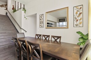 Dining - Charming 4-bedroom villa with AC in Windsor (Windsor)