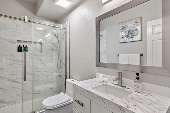 Hair dryer, towels, soap, toilet paper - Charming 4-bedroom villa with AC in Windsor (Windsor)