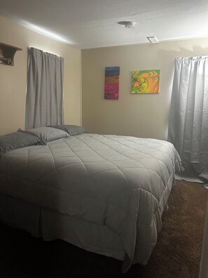 2 bedrooms, desk, WiFi, bed sheets