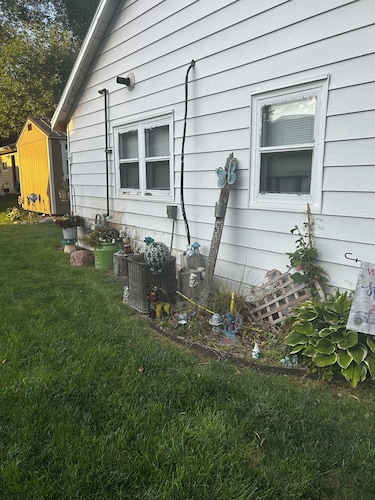 Little house in the alley. Charming 2-bedroom house in peaceful Pierre with AC