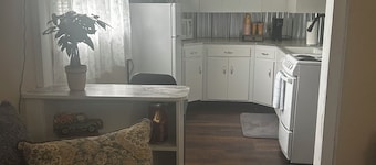 Little house in the alley. Charming 2-bedroom house in peaceful Pierre with AC