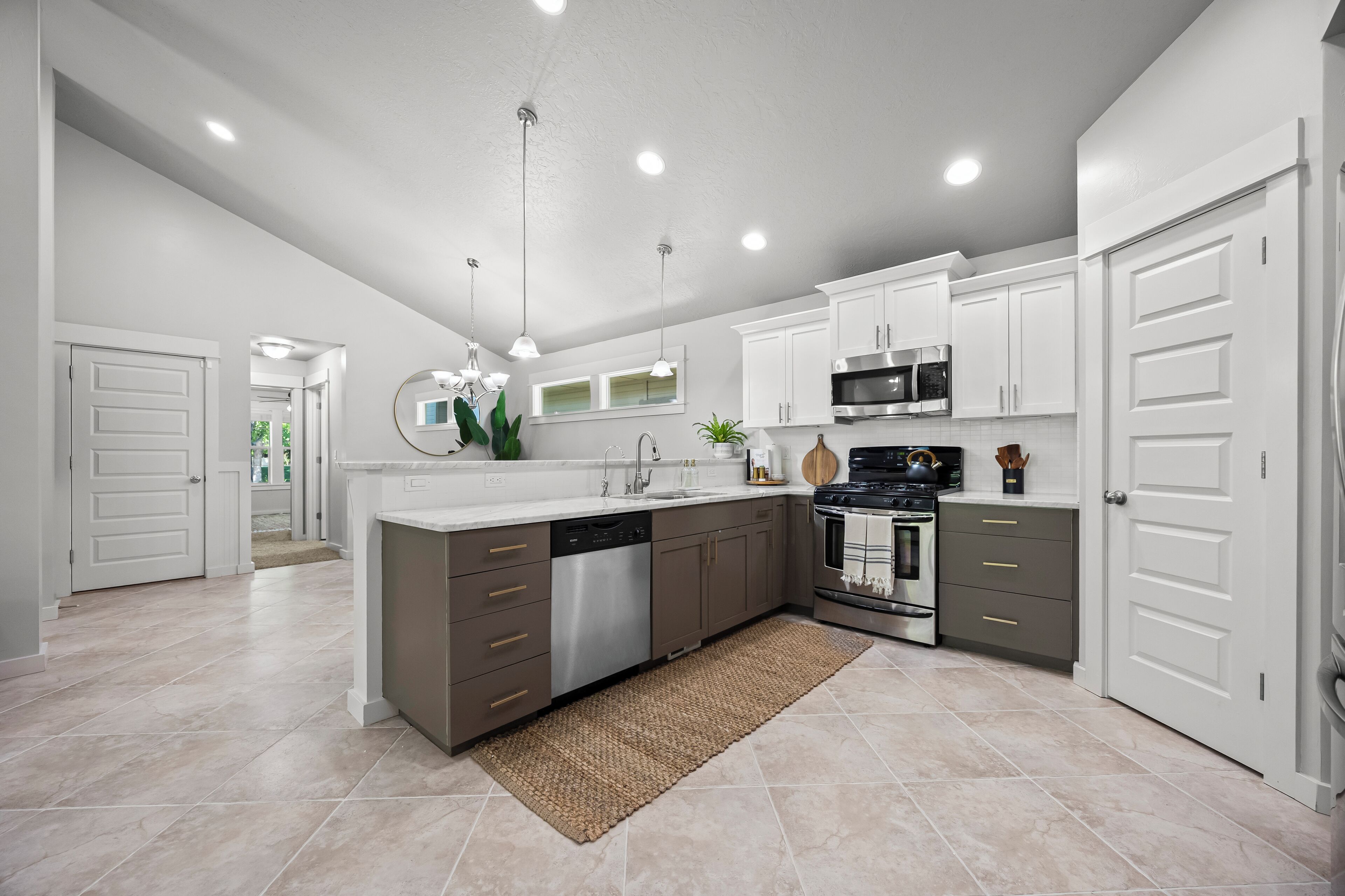 Four à micro-ondes, un four, surface de cuisson, lave-vaisselle