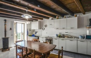 Fridge, stovetop, coffee/tea maker - Gorgeous apartment in Colli di Ossegna with WiFi (Colli di Ossegna)