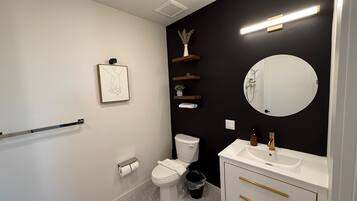 Suihku, hiustenkuivaaja, pyyhkeet, saippua