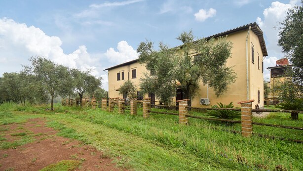 A rustic building with a brick fence, surrounded by greenery and trees. - 3 bedroom stunning home in Vignanello (Vignanello)