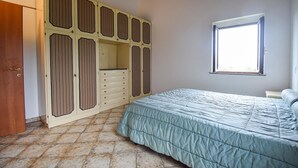 A bedroom with a bed, a wardrobe, a window, and a door. - 3 bedroom stunning home in Vignanello (Vignanello)