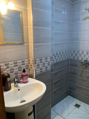 Shower, hair dryer, towels, soap - Cosy Apartment in center Fès. Pets welcome! (Fès)