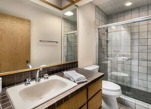 Séchoir à cheveux, serviettes fournies, savon, papier de toilette