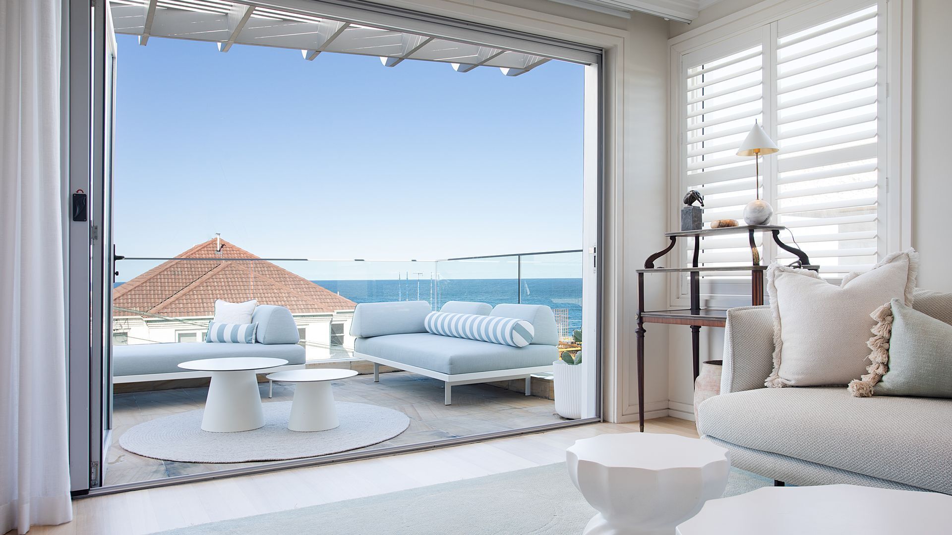 Smart TV, books, stereo