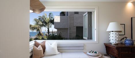 Smart TV, books, stereo