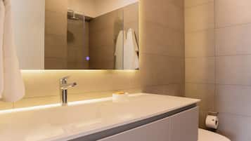 Piso con calefacción en el baño, toallas, jabón, shampoo