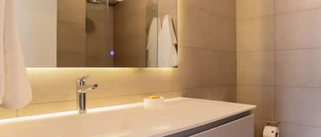 Apartment | Bathroom | Heated floors, towels, soap, shampoo
