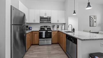 Apartamento estándar, 1 habitación (Apartment) | Cocina privada | Frigorífico grande, microondas, placa de cocina y lavavajillas