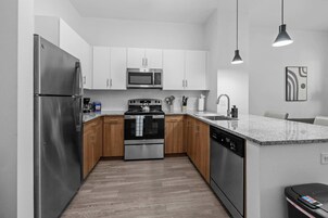 Refrigerador con freezer, microondas, placa de cocina, lavavajillas