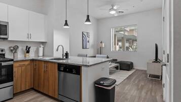 Refrigerador con freezer, microondas, placa de cocina, lavavajillas