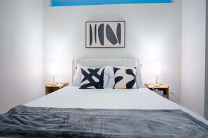Desk, laptop workspace, free WiFi, bed sheets - Boulevard Stays - Medical District (Dallas)