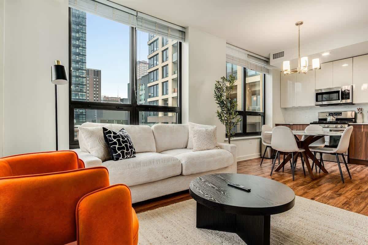 Ein modernes Apartment mit Wohnzimmer, Essbereich und Küche.