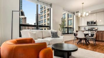 Apartamento standard, 2 quartos (Apartment) | Área de estar | Smart TV 50 polegadas com canais digitais