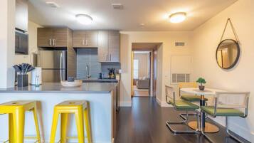 Standard Apartment, 1 Bedroom (Apartment) | Private kitchen | Full-size fridge, microwave, oven, stovetop
