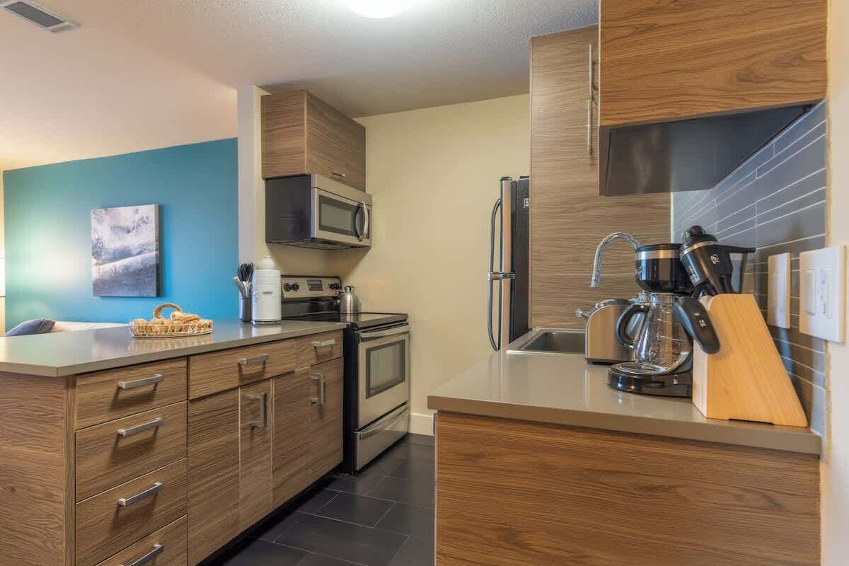 Standard Apartment, 1 Bedroom (Apartment) | Private kitchen | Full-size fridge, microwave, oven, stovetop