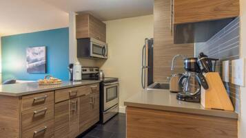 Standard Apartment, 1 Bedroom (Apartment) | Private kitchen | Full-size fridge, microwave, oven, stovetop