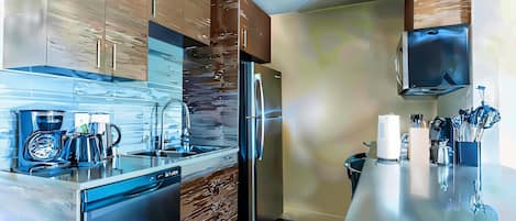 Standard Apartment, 1 Bedroom (Apartment) | Private kitchen | Full-size fridge, microwave, oven, stovetop