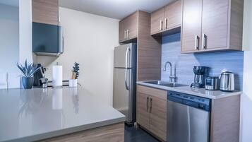 Standard Apartment, 1 Bedroom (Apartment) | Private kitchen | Full-size fridge, microwave, oven, stovetop