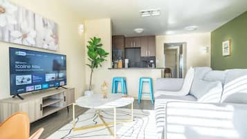 Standardlejlighed - 1 soveværelse (Apartment) | Opholdsområde | 50-tommers smart-tv med digitale kanaler