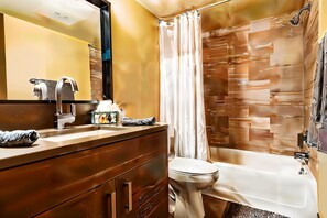Standard Apartment, 1 Bedroom (Apartment) | Bathroom | Combined shower/tub, hair dryer, towels, shampoo - Boulevard Stays - Ladybird Lake (Austin)
