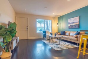 Apartamento estándar, 1 habitación (Apartment) | Zona de estar | Smart TV de 50 pulgadas con canales digitales