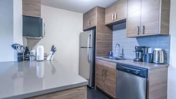 Standardlejlighed - 1 soveværelse (Apartment) | Privat køkken | Køleskab/fryser i fuld størrelse, mikrobølgeovn, ovn, kogeplade