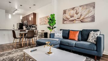 Departamento estándar, 2 habitaciones (Apartment) | Área de sala de estar | Smart TV de 50 pulgadas con canales digitales