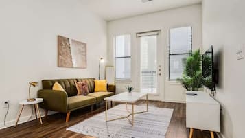 Lägenhet Standard - 1 sovrum (Apartment) | Vardagsrum | 50-tums smart-tv med digitalkanaler