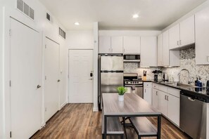 スタンダード アパートメント (Apartment) | 専用キッチン | 大型冷蔵庫、電子レンジ、コンロ、食器洗い機
