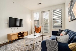 Standard Apartment, 1 Bedroom (Apartment) | Living area | 50-inch Smart TV with digital channels - Boulevard Stays - South Congress (Austin)